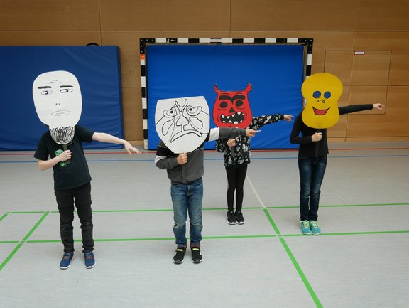 Schüler*innen einer vierten Klasse nehmen am Workshop "Maskenspiel" des Zirkels für kulturelle Bildung e.V. teil.